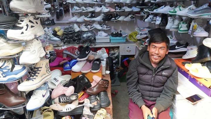 À Katmandou, la lutte des vendeurs ambulants népalais pour gagner leur vie avec dignité
