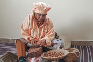 La competencia de grandes empresas empuja al cierre de cooperativas de producción de aceite de argán de Marruecos, ninguneando el tradicional trabajo femenino